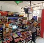Antisipasi Makanan dan Minuman Kadaluwarsa, Bhabinkamtibmas Desa Cisalak Cek Langsung Ke Pertokoan dan PKL