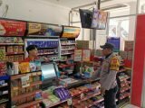 Antisipasi Makanan dan Minuman Kadaluwarsa, Bhabinkamtibmas Desa Cisalak Cek Langsung Ke Pertokoan dan PKL